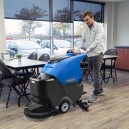 Johnny Vac - Autorécureuse d’une largeur de 20" avec batterie de 24V 200 A/H et chargeur, rendement de 1950 m2/h