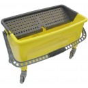 Seau pour lavage de vitre sur roulettes pour moppe plate avec poignée - 6 gal (21 L) - jaune