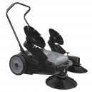 Balai mécanique manuel - Johnny Vac - 32" (81,3 cm) de largeur de nettoyage - 2 brosses latérales - capacité du réservoir 10,5 gal (40 L)