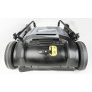 Balai mécanique manuel - Johnny Vac - 32" (81,3 cm) de largeur de nettoyage - 2 brosses latérales - capacité du réservoir 10,5 gal (40 L)